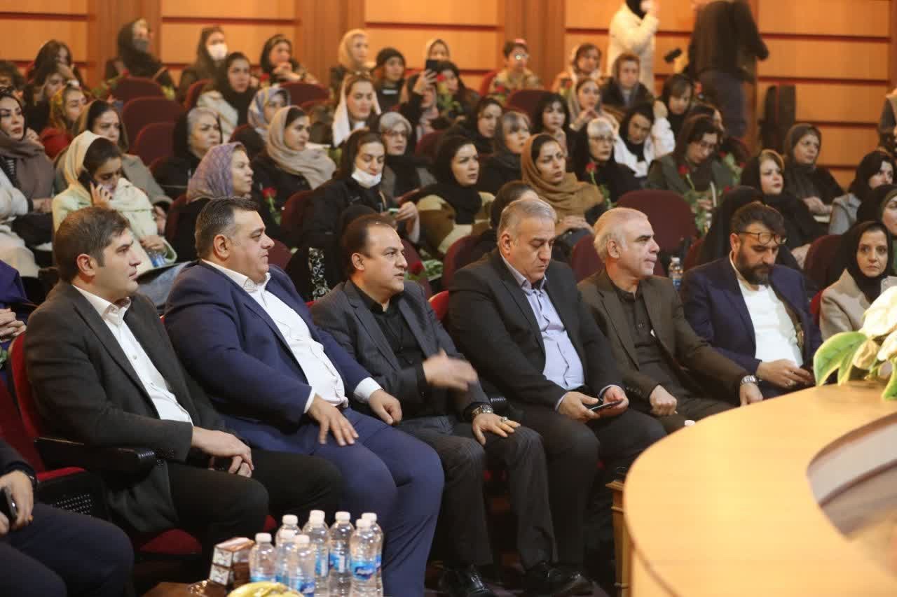نخستین همایش تجلیل از زنان فعال صنف پوشاک در کرج برگزار شد
