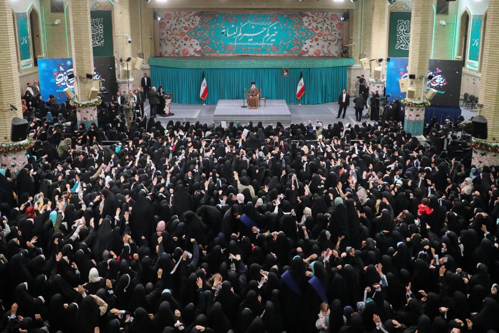 زن، کارگزار خانه نیست، مدیر است