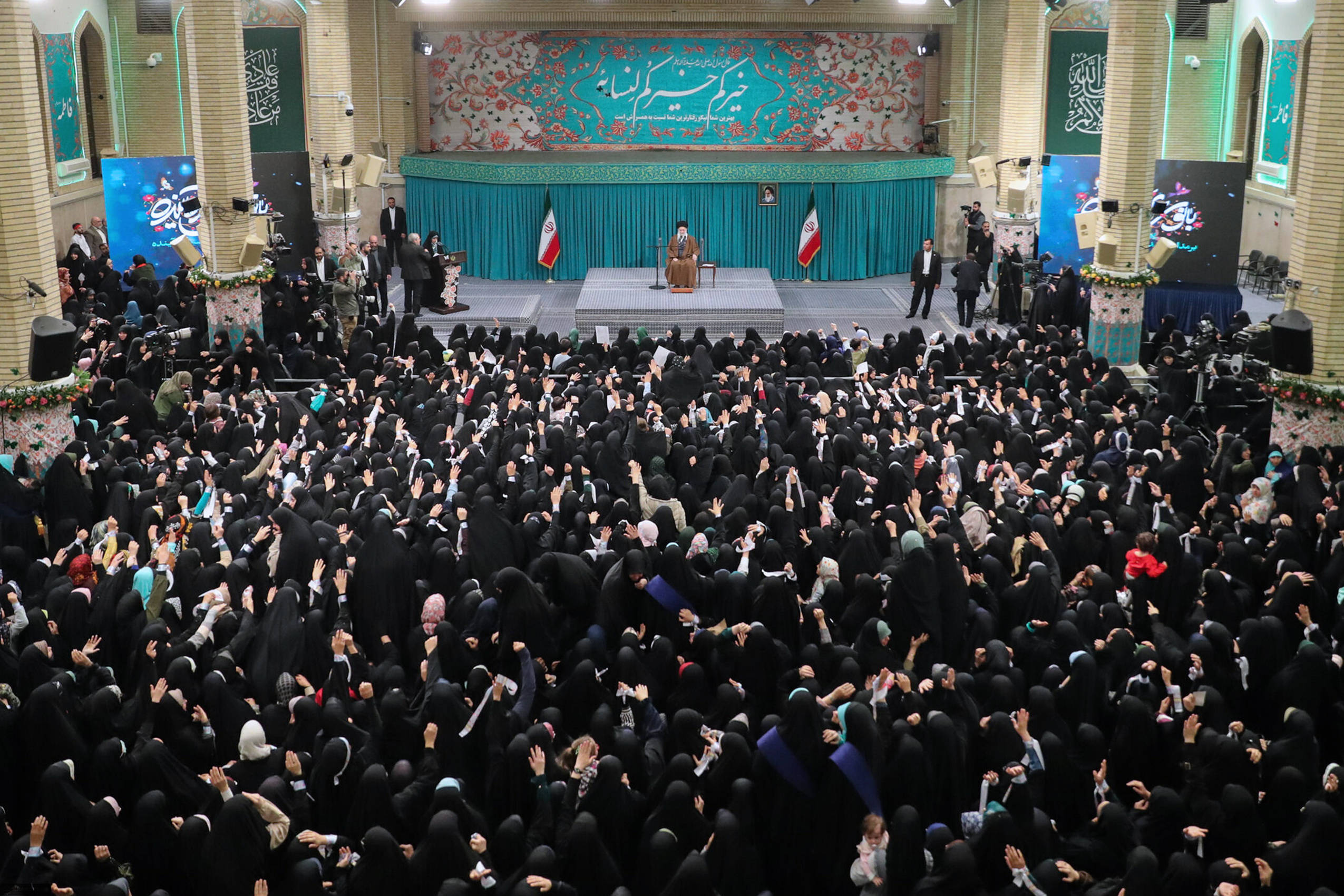 زن، کارگزار خانه نیست، مدیر است