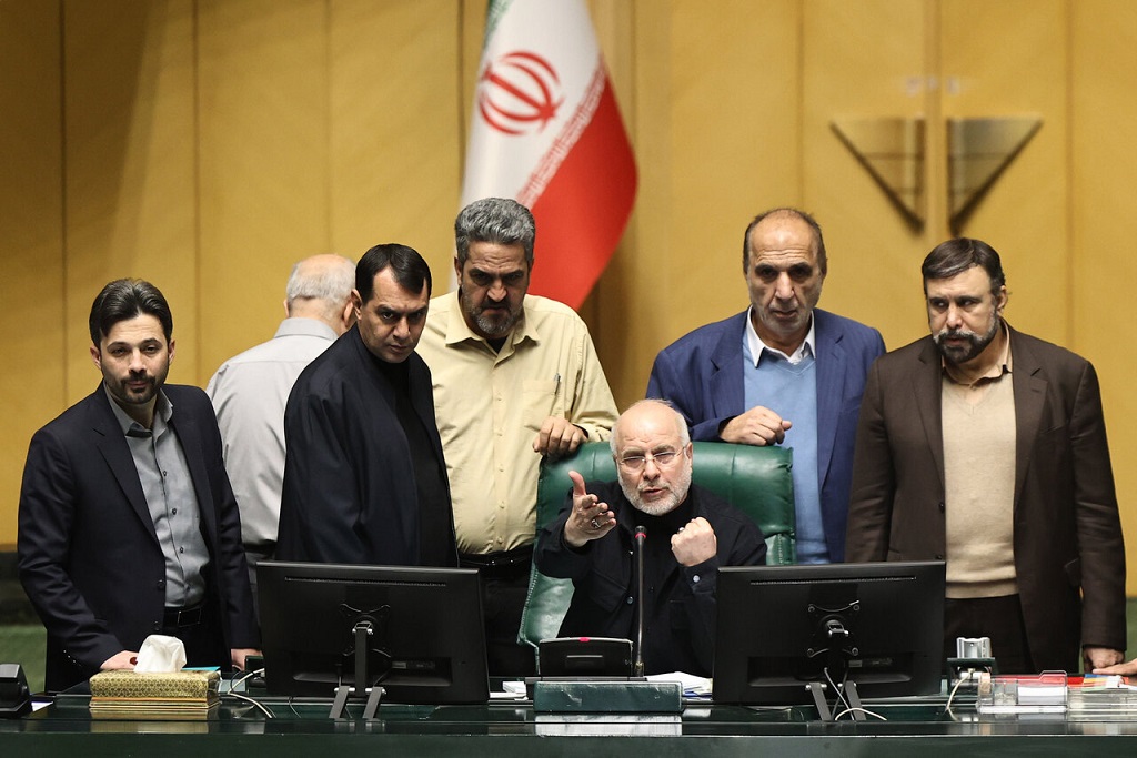 کارت زرد؛ پاسخ مجلس به غیبت وزیر رفاه