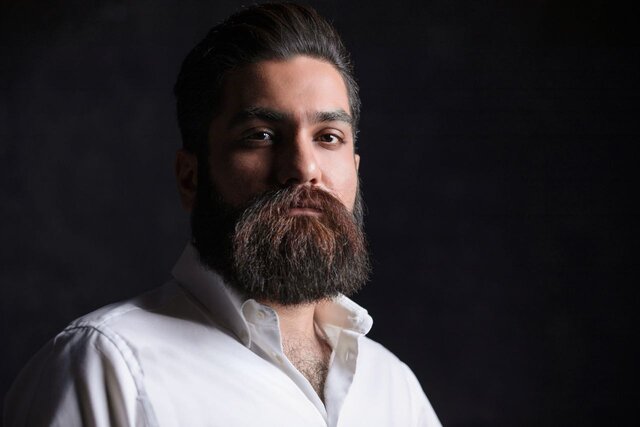 علی زندوکیلی روی خطوط راه‌آهن برای وطن خواند