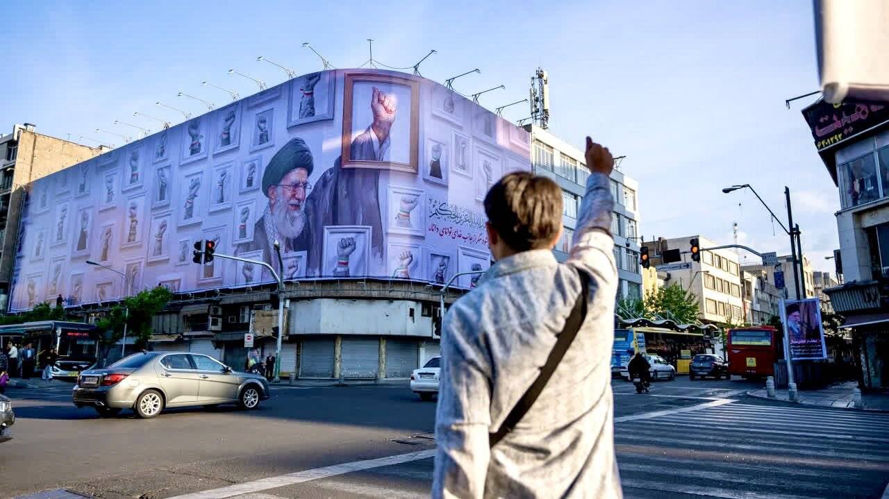راز طراحی دیوارنگاره مشت گره‌کرده در میدان جمهوری