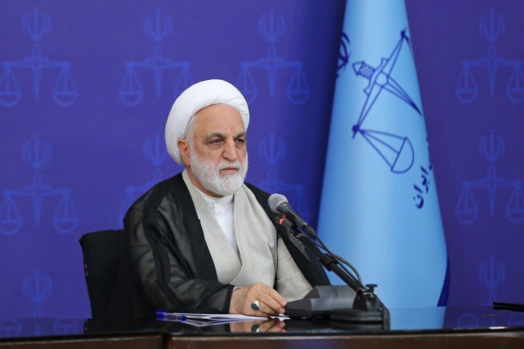 همراهی با دشمن، خیانت به وطن است