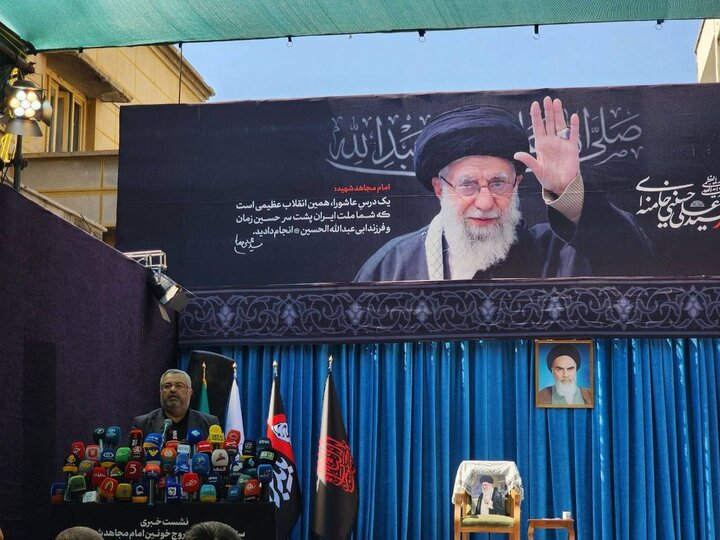 مراسم بدرقه آقای شهید ایران با شعار «باید برخاست» و با نماد «مشت گره کرده»